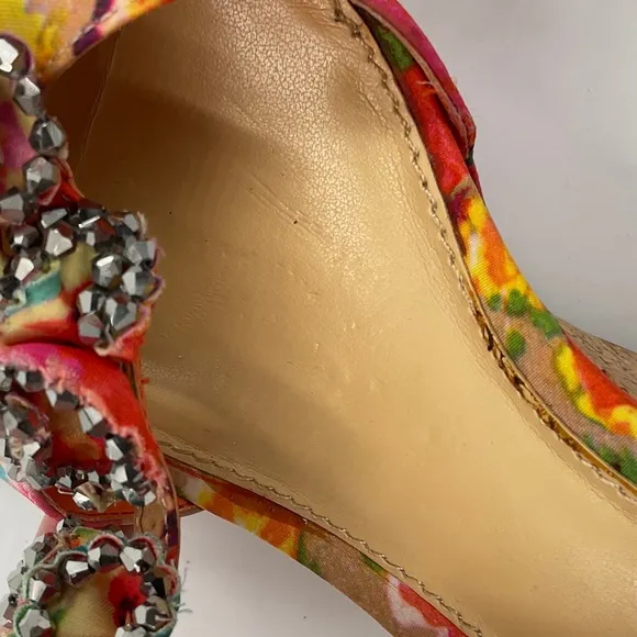 Gianni Bini EUC Floral Embellished Cork Wedge Sandals Metallic Ruffles Size 9 M