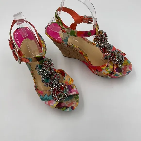 Gianni Bini EUC Floral Embellished Cork Wedge Sandals Metallic Ruffles Size 9 M