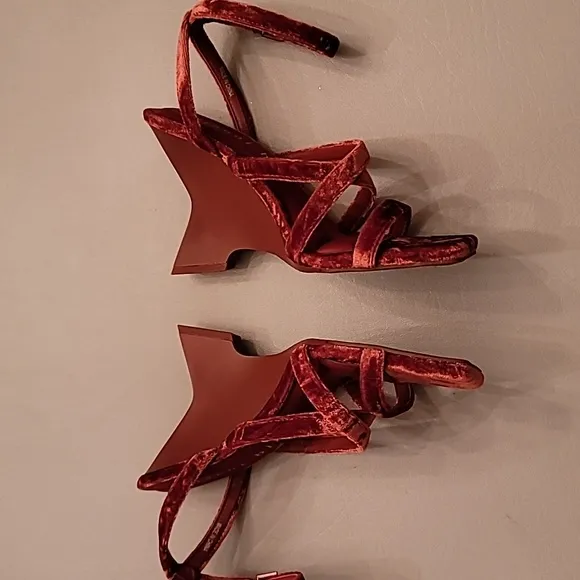 Gianni Bini Novah Velvet Square Toe Wedge Sandals 7.5M