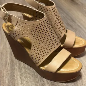 Gianni Bini Tan Platform Wedge Sandals SOO-GOOD