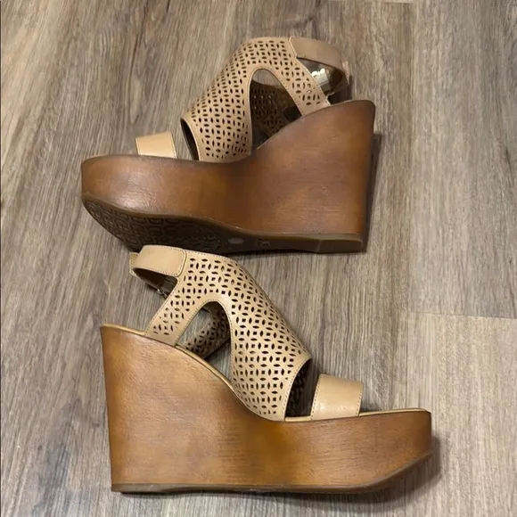 Gianni Bini Tan Platform Wedge Sandals SOO-GOOD