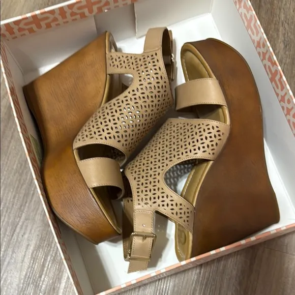 Gianni Bini Tan Platform Wedge Sandals SOO-GOOD