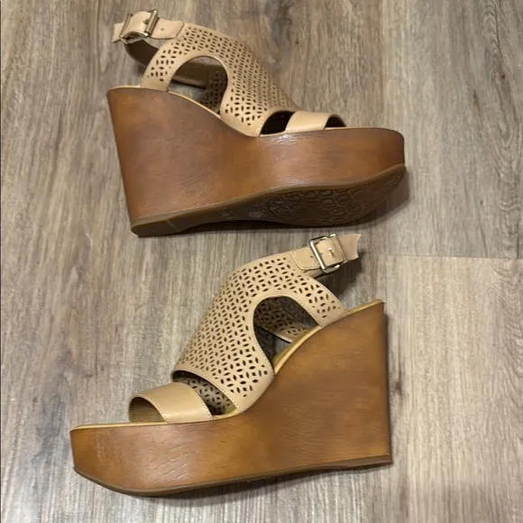 Gianni Bini Tan Platform Wedge Sandals SOO-GOOD