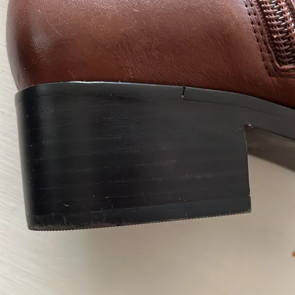 Gibson Latimer tall brown leather boots, size 6.