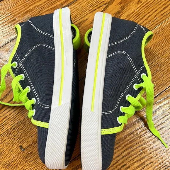 Heely’s brand canvas blue/green wheeled shoes. Youth size 4. Excellent condition