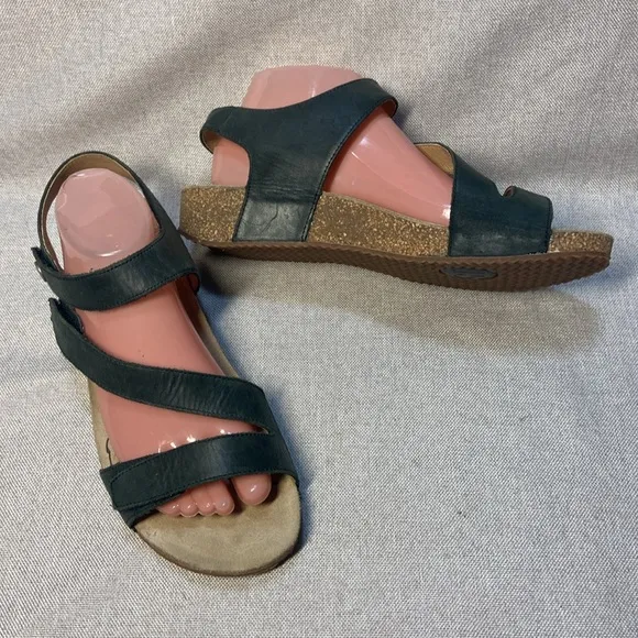 Josef Seibel Black Strappy Leather Women's TongaSandals. Size 42,