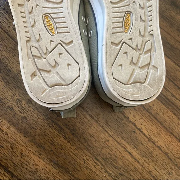 Keen Elsa. Canvas Sneakers in Deep Lichen  size 7