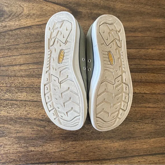 Keen Elsa. Canvas Sneakers in Deep Lichen  size 7