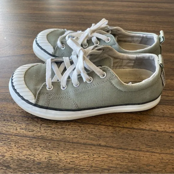 Keen Elsa. Canvas Sneakers in Deep Lichen  size 7