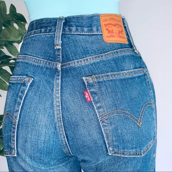 l e v i s :: Levi’s White Oak Wedgie Denim Cutoff Shorts