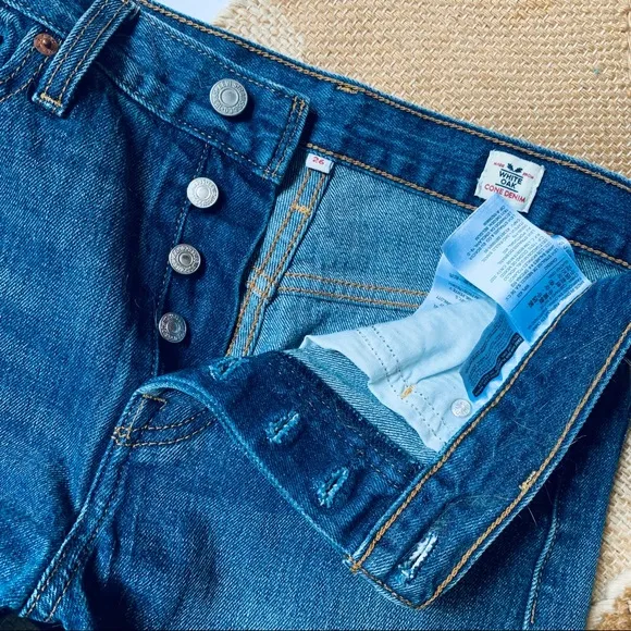 l e v i s :: Levi’s White Oak Wedgie Denim Cutoff Shorts