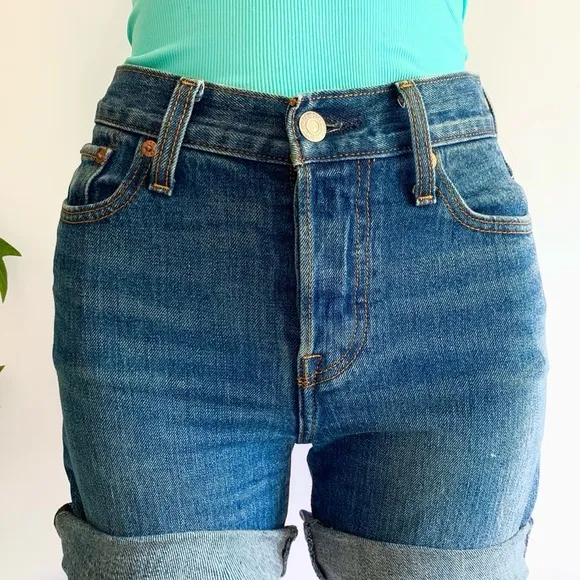 l e v i s :: Levi’s White Oak Wedgie Denim Cutoff Shorts