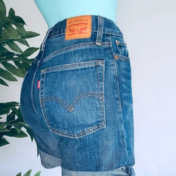 l e v i s :: Levi’s White Oak Wedgie Denim Cutoff Shorts