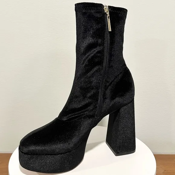 🌹LARROUDE🌹 Dolly Stretch Boot In Black Size: 8.5