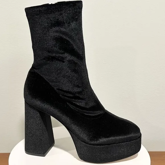 🌹LARROUDE🌹 Dolly Stretch Boot In Black Size: 8.5