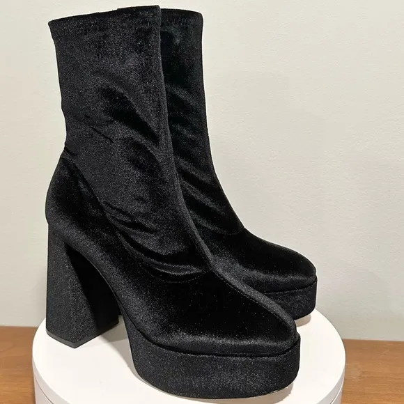 🌹LARROUDE🌹 Dolly Stretch Boot In Black Size: 8.5