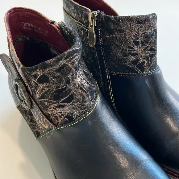 L’Artiste - 10, black leather embossed ankle boots