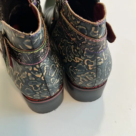 L’Artiste - 10, black leather embossed ankle boots