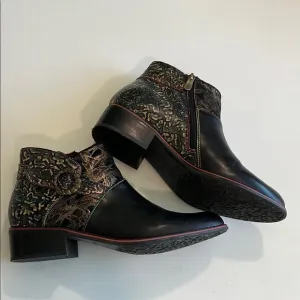 L’Artiste - 10, black leather embossed ankle boots