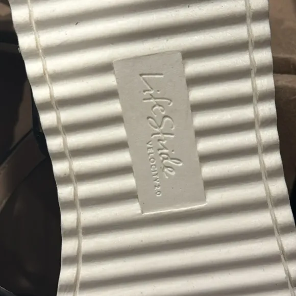 Life Stride Velocity 2.0 Strappy Sandals - size 9