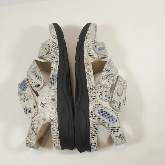 Like new BAREFOOT FREEDOM Angela Sandals Size 11M