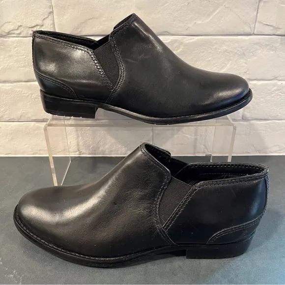 L.L. Bean sz 7 black leather slip on loafers