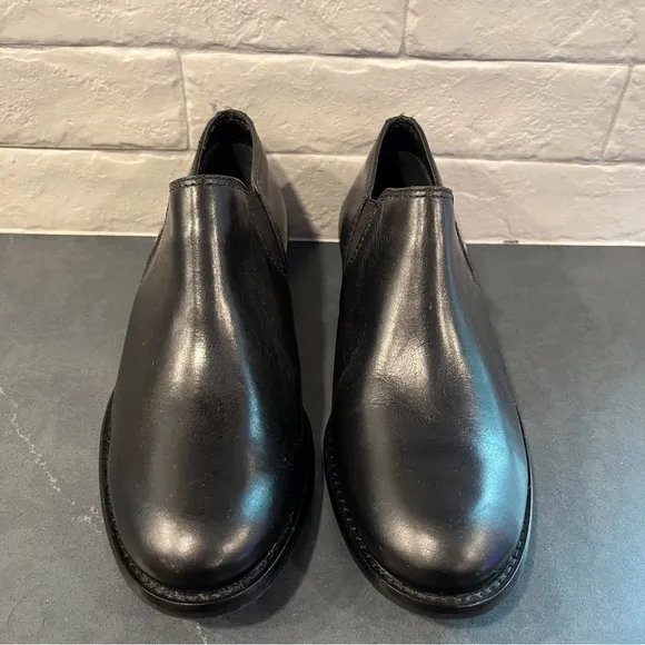 L.L. Bean sz 7 black leather slip on loafers