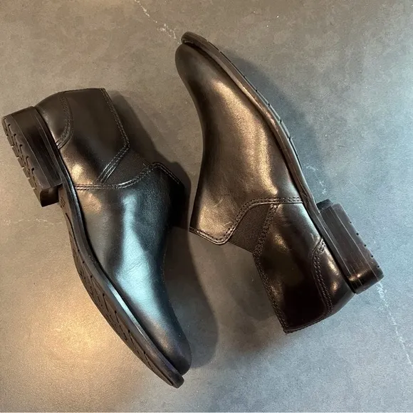 L.L. Bean sz 7 black leather slip on loafers
