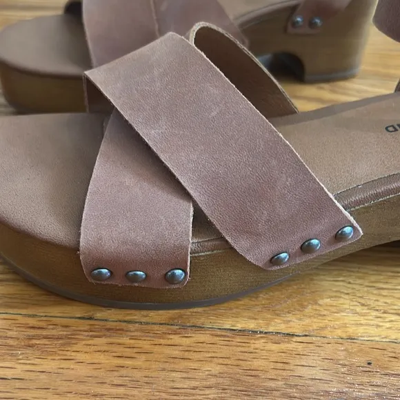 🆕🏷️Lucky Brand Leather Wooden Clog Sandals