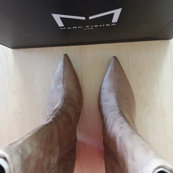 Marc Fisher LTD Medium Natural Suede Larry Pointed Toe Ankle Boot Size 9.5 NIB