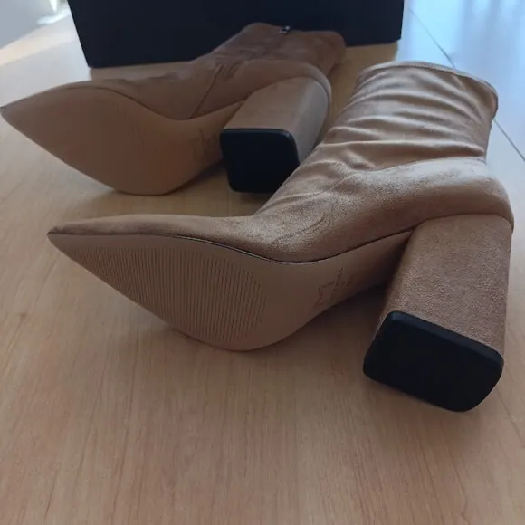 Marc Fisher LTD Medium Natural Suede Larry Pointed Toe Ankle Boot Size 9.5 NIB