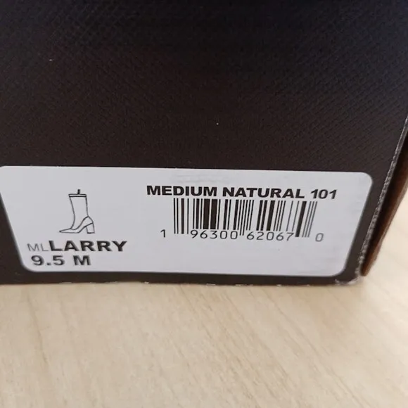 Marc Fisher LTD Medium Natural Suede Larry Pointed Toe Ankle Boot Size 9.5 NIB