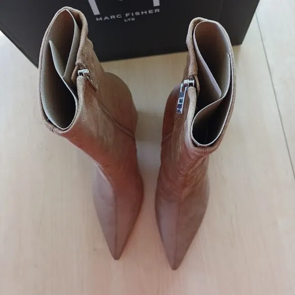 Marc Fisher LTD Medium Natural Suede Larry Pointed Toe Ankle Boot Size 9.5 NIB