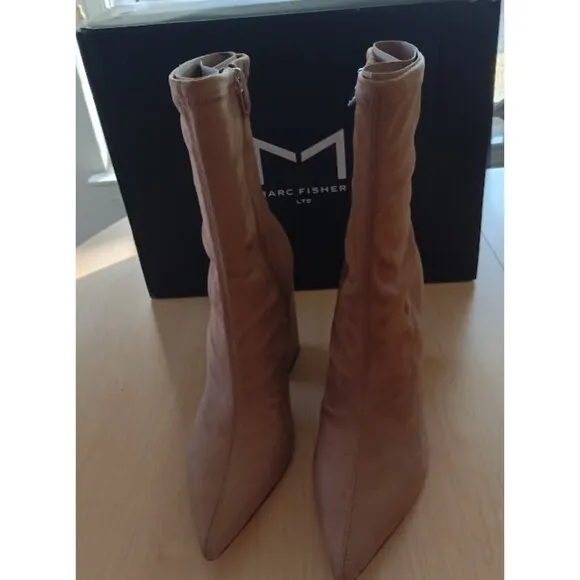 Marc Fisher LTD Medium Natural Suede Larry Pointed Toe Ankle Boot Size 9.5 NIB