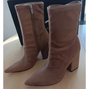 Marc Fisher LTD Medium Natural Suede Larry Pointed Toe Ankle Boot Size 9.5 NIB