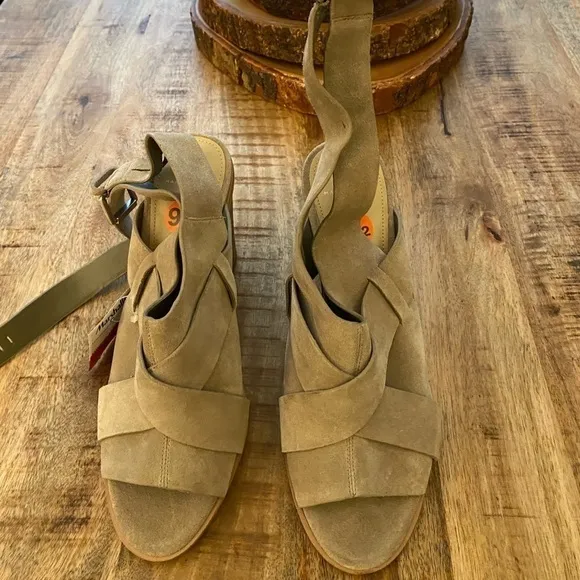 Marc Fisher ML Valen suede sandal chunky block heel strappy ankle strappy sandal