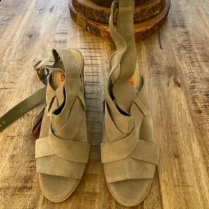 Marc Fisher ML Valen suede sandal chunky block heel strappy ankle strappy sandal