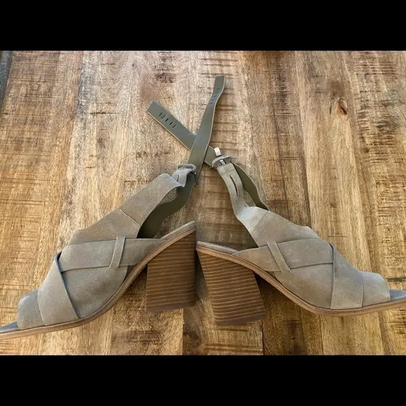 Marc Fisher ML Valen suede sandal chunky block heel strappy ankle strappy sandal
