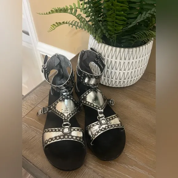 MATISSE ~ Terminator Sandal in Silver Size 7.5