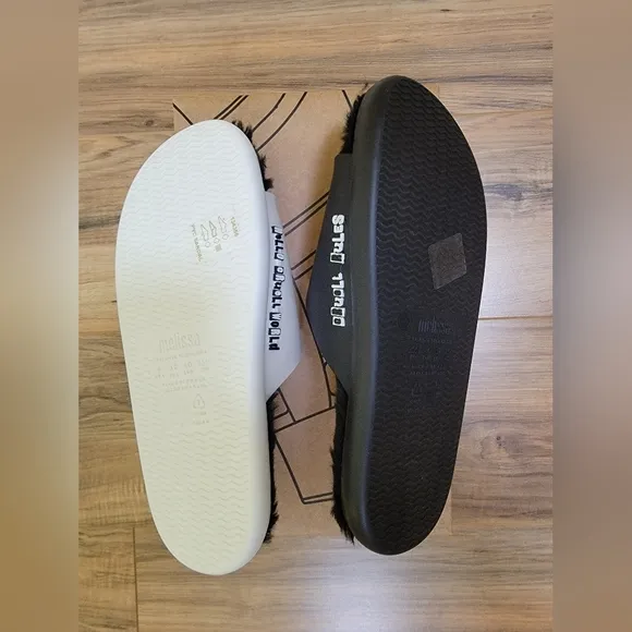 MELISSA FLUFFY SLIDE   CRUELLA SPECIAL EDITION,Size 9, one black, one white