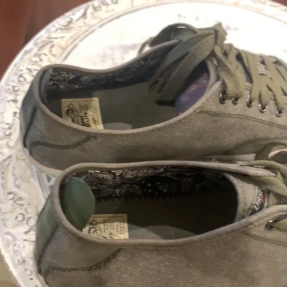 Men’s olive Green canvas diesel sneakers size 11