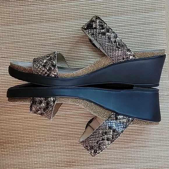 Mephisto Wedge Sandals Womens sz8  38 Beige Leather Snakeskin Comfort Straps