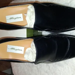 Mezlan Black Loafers Sleek Slip-On Design
