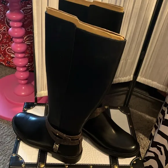 Michael Kors Abigail Boots size 6.5 Black with Brown accents Gold hardware♥️