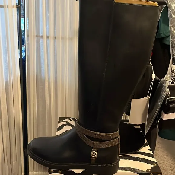 Michael Kors Abigail Boots size 6.5 Black with Brown accents Gold hardware♥️