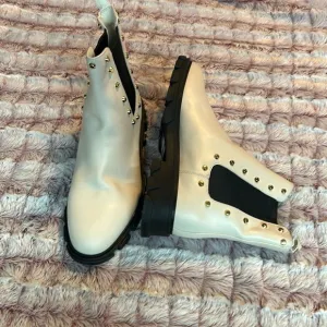Michael Kors Off white Boots size 10