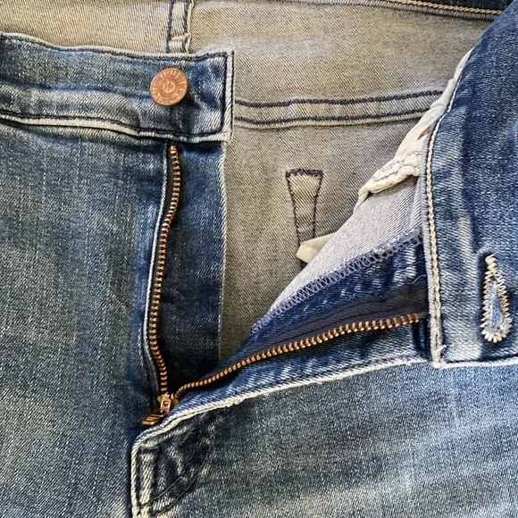 Mother Denim The Weekender Fray Hem Groovin’ Jeans - Size 32