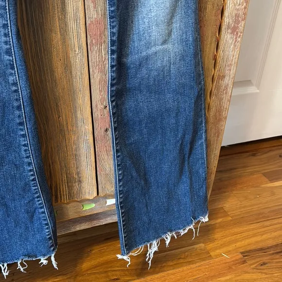 Mother Denim Women's &quot;The Weekender Fray&quot; Blue Flared Jeans sz 27, flattering