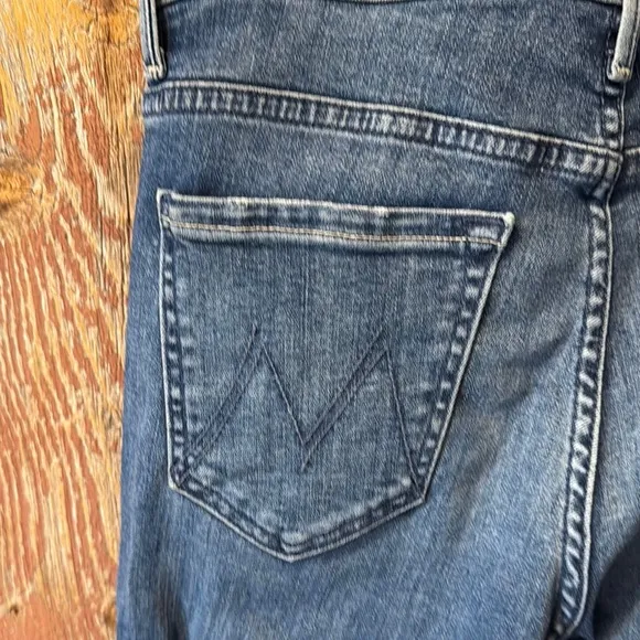 Mother Denim Women's &quot;The Weekender Fray&quot; Blue Flared Jeans sz 27, flattering