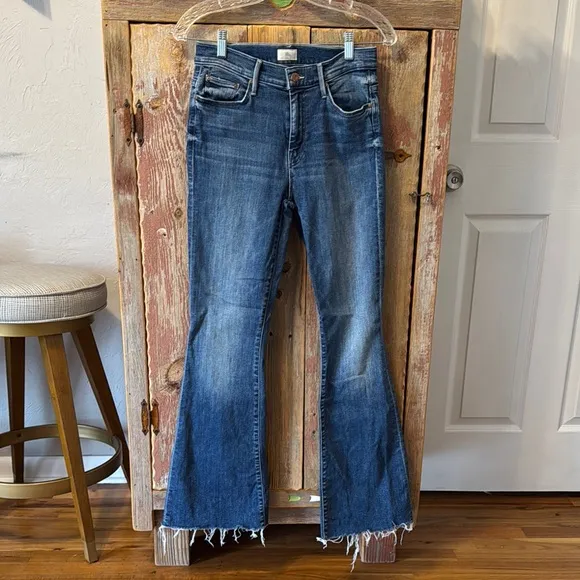 Mother Denim Women's &quot;The Weekender Fray&quot; Blue Flared Jeans sz 27, flattering